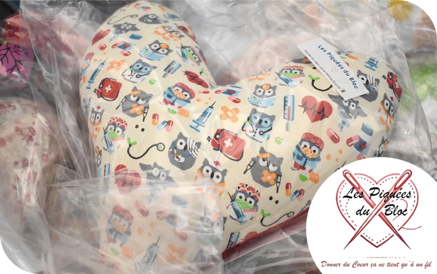 Coussins cœurs en tissu confectionnés par des bénévoles