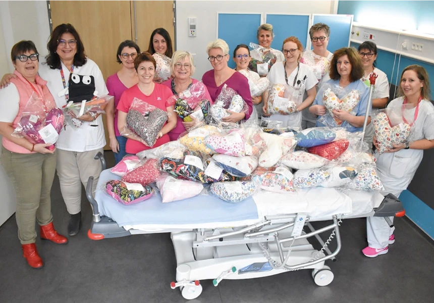 Remise de coussins cœurs en tissu à l’équipe du bloc opératoire