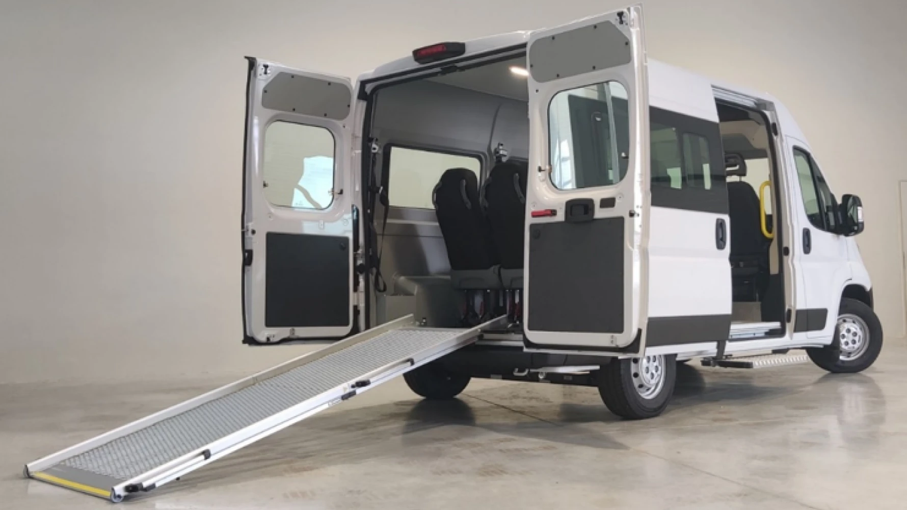Mini-bus accessible PMR pour les déplacements des résidents du centre pour personnes âgées