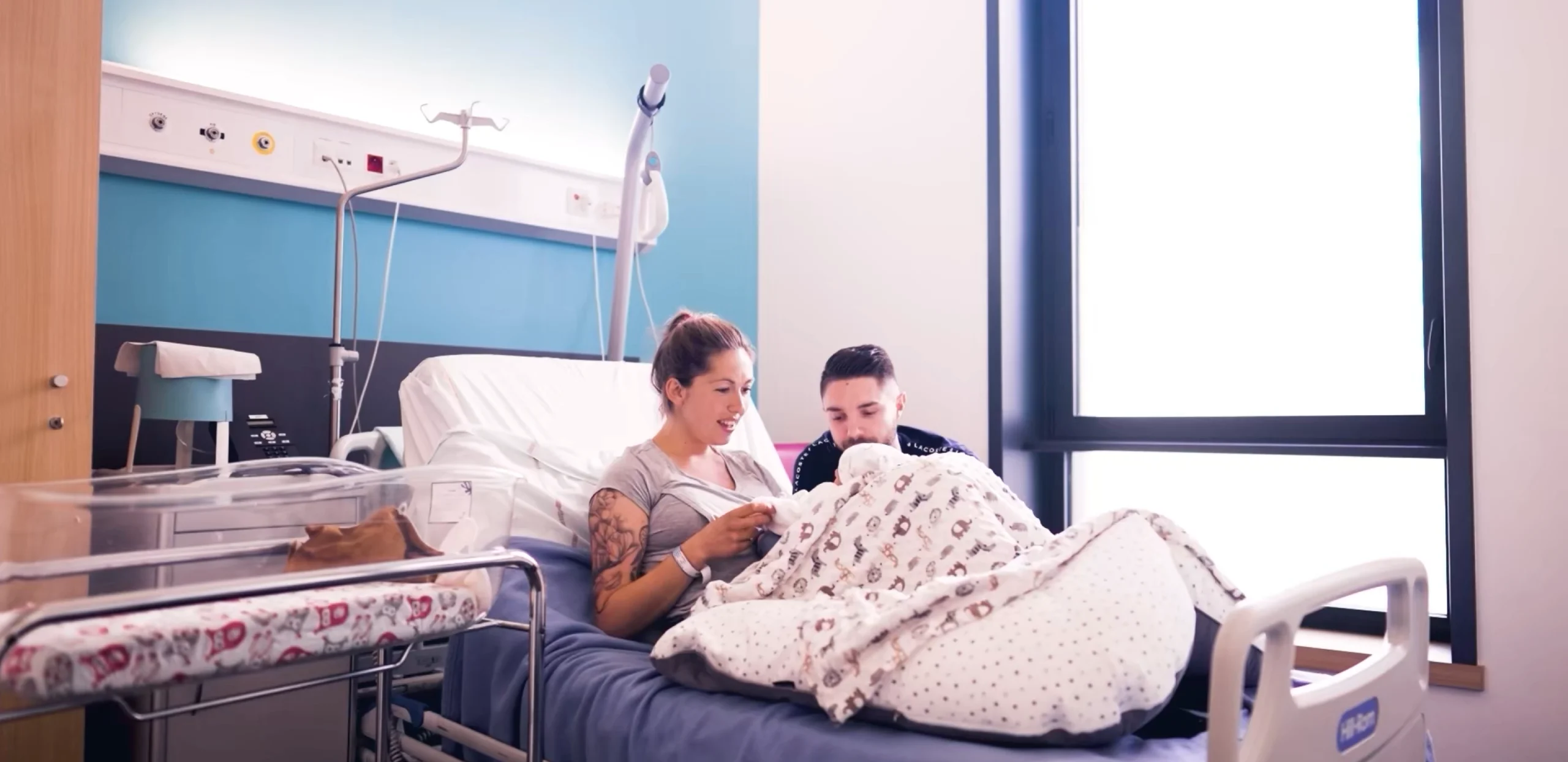 Patient dans sa chambre entouré de proches