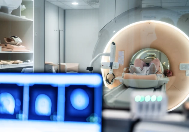 Patient installé dans un scanner, sous lumière d’ambiance bleue