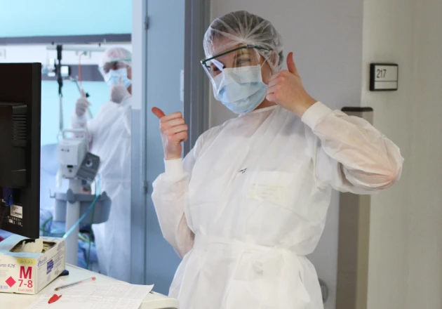 Professionnelle de santé en tenue de protection dans un service des Hôpitaux Civils de Colmar